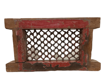 Παράθυρο από ξύλο και σίδερο natural  με κόκκινες  λεπτομέρειες 