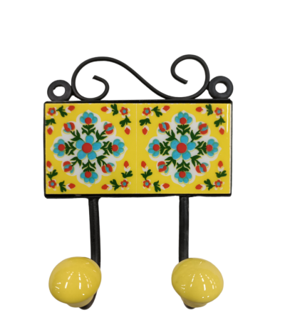 Κρεμάστρα μεταλλική με κεραμικό πλακάκι σε κίτρινο χρώμα με σχέδια και 2 γάντζους 