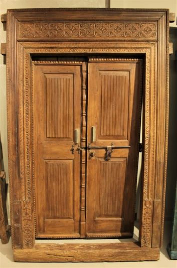 Πόρτα μασίφ teak με πλούσια διακόσμηση
